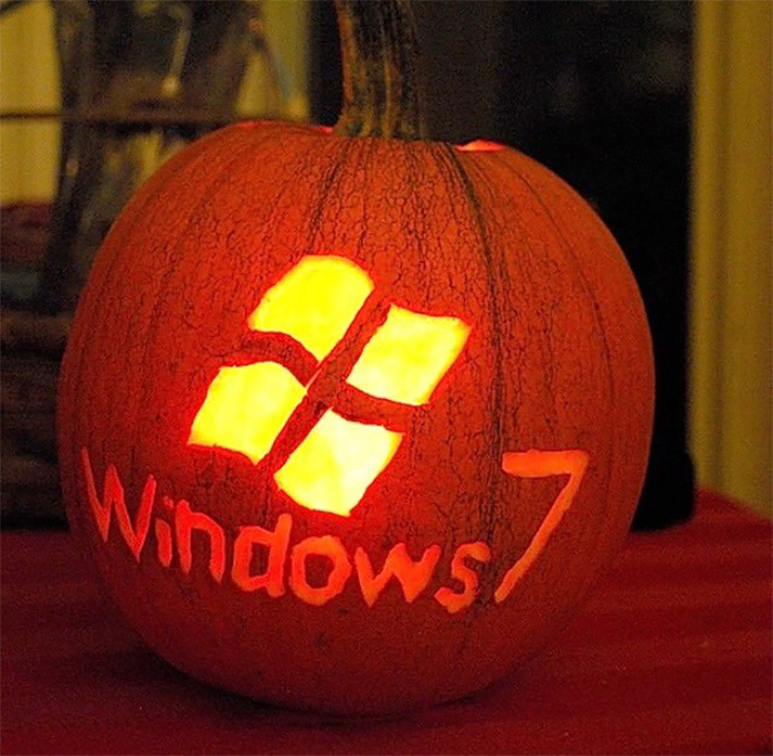 Calabaza con el logotipo de Windows 7 tallado