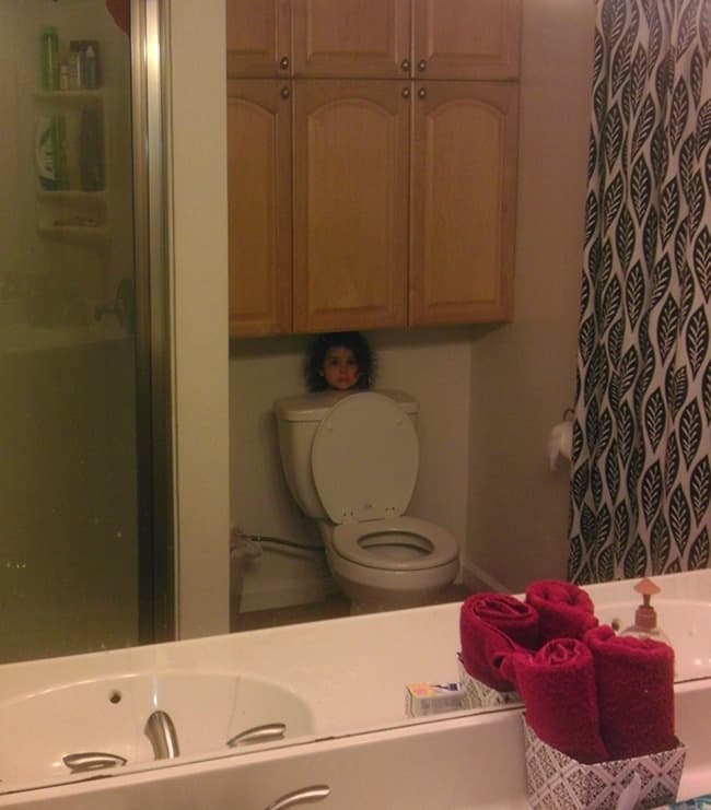 Esconde a los niños que son extraños y mira detrás de un inodoro