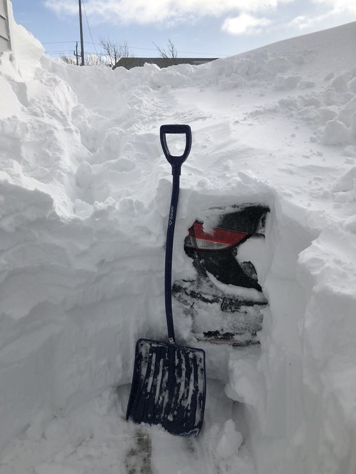 Canadá Blizzard cavando un coche funerario