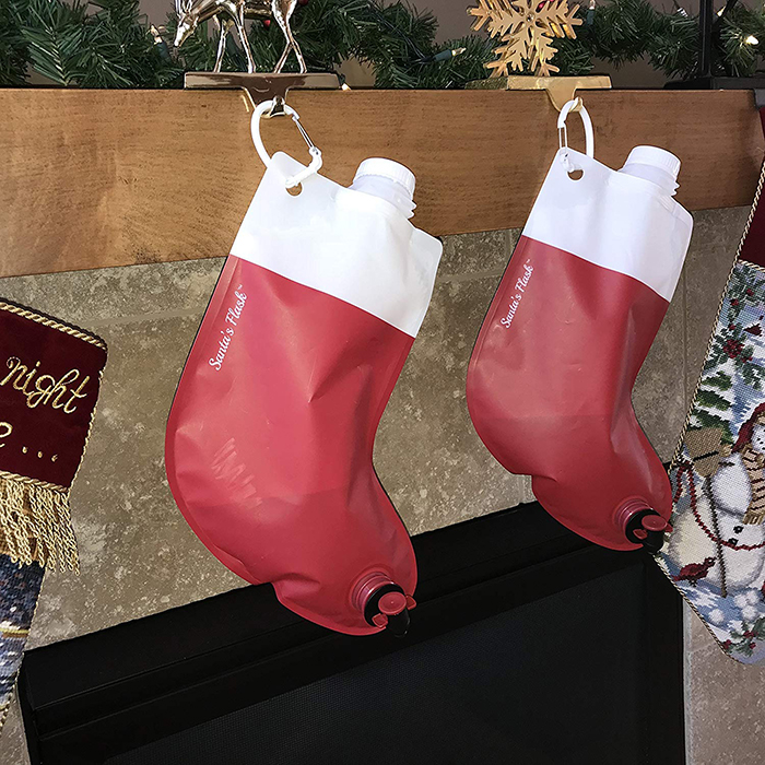 Dos frascos de Papá Noel colgados en la chimenea