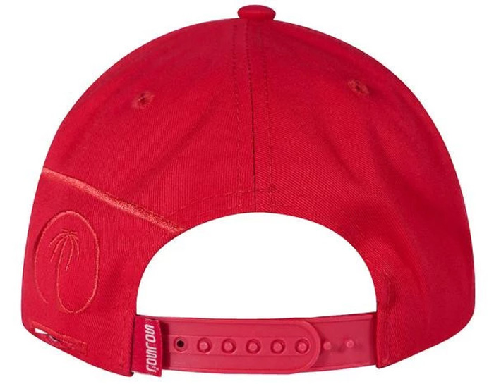 sombrero rojo solsol con carga solar en la espalda
