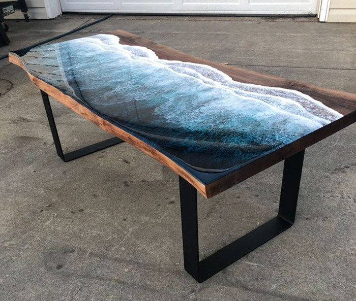 mesa de madera con diseño de ondas de choque