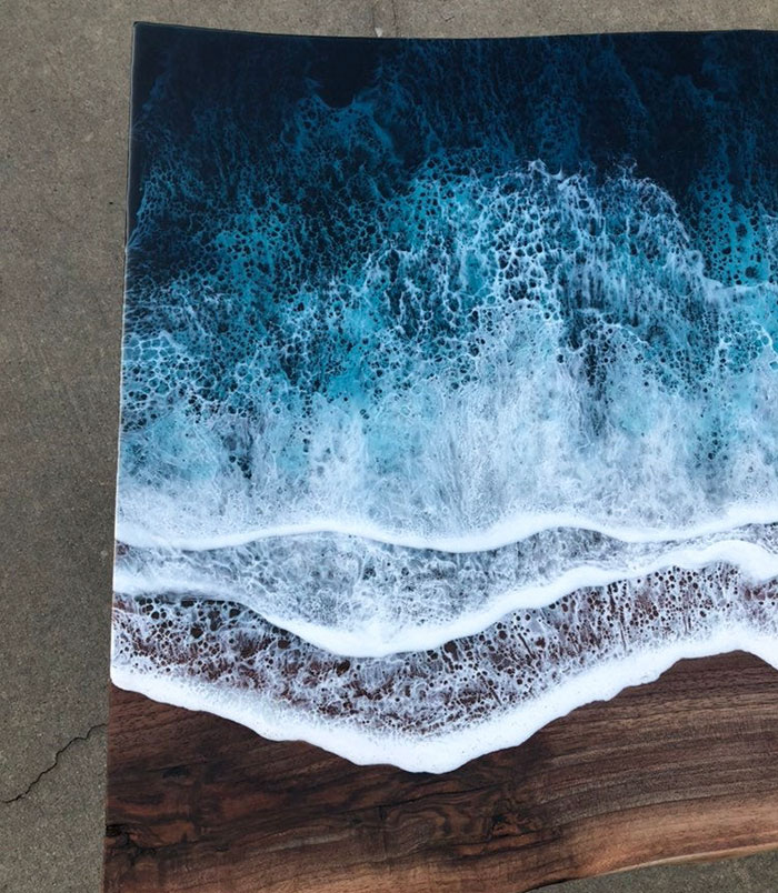 ondas de resina en una tabla de madera