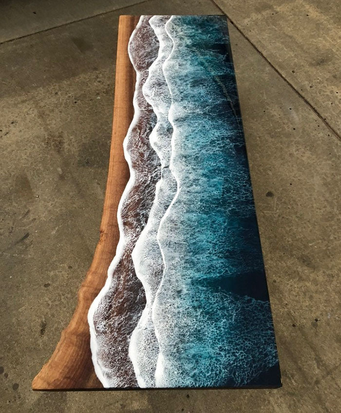 Diseño de resina rivka wilkins sea wave en mesa de madera