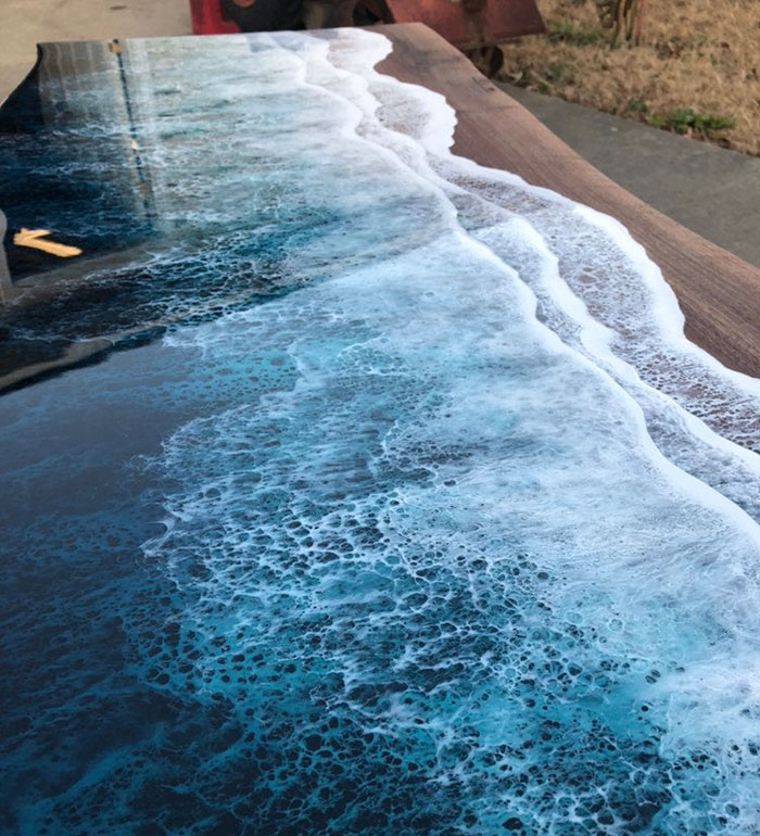 una resina en serie como las olas del mar está cayendo en una playa
