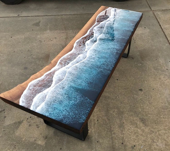 una tira de madera natural parecida a la playa se deja en esta mesa
