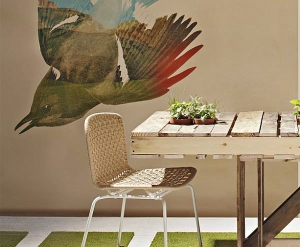 Cuadro en lienzo mesa de comedor con paleta de madera con silla y pájaro 
