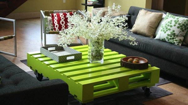 Mesa de centro de paleta de madera verde lima con bandeja de flores y cuenco 
