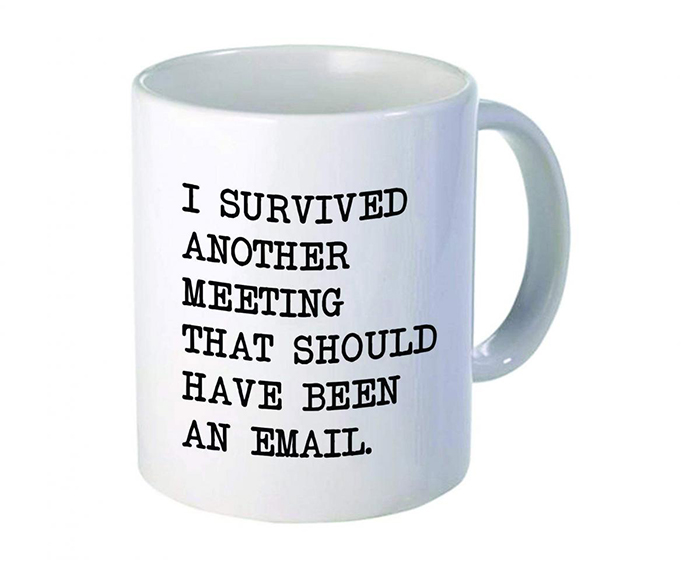 Sobreviví a otra reunión por correo electrónico de máquina de escribir con taza de café