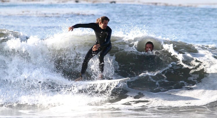 impresionantes fotos de surfistas escondidos en la ola