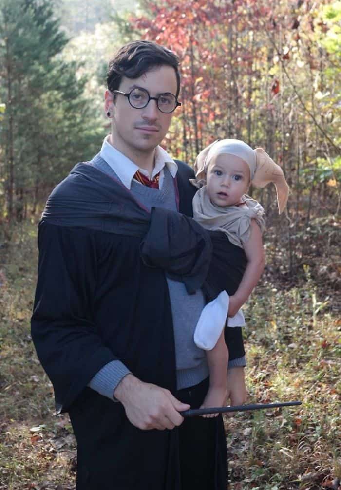 Ideas de disfraces de Halloween para padres con portabebés harry potter y dobby