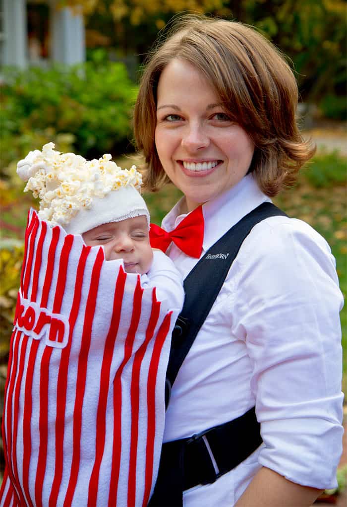 Ideas de disfraces de Halloween para padres con portabebé de palomitas de maíz