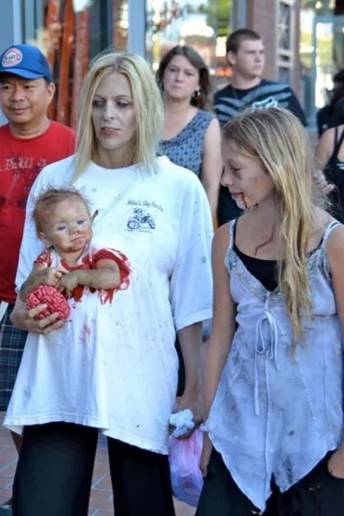 Ideas de disfraces de Halloween para padres con portabebés Baby Zombie