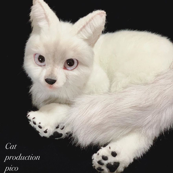 Peluche felino blanco con características realistas