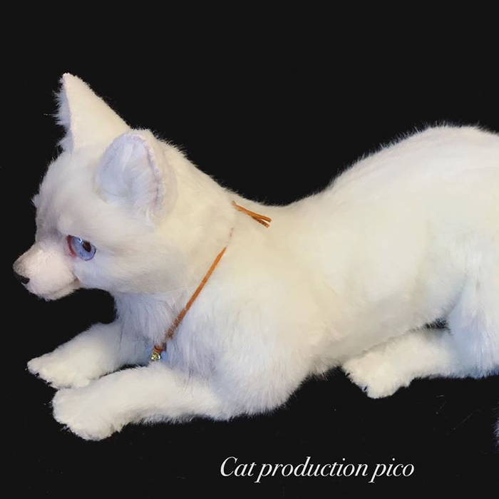 Peluche felino blanco con piel sintética