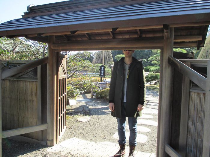 problemas en la puerta del santuario japonés personas altas