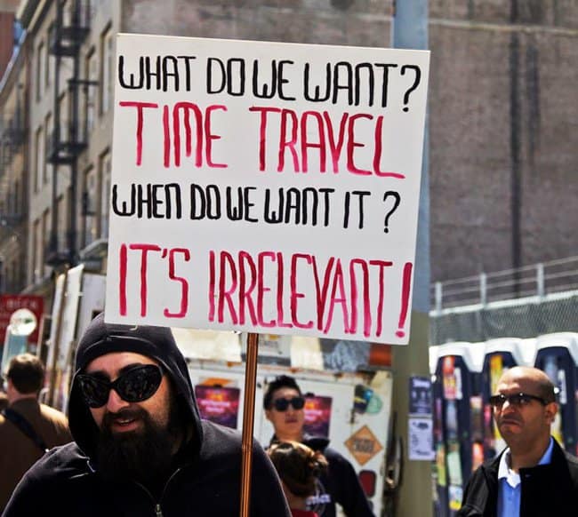 queremos-viajar-en-el-tiempo-hilarantes-carteles-de-protesta