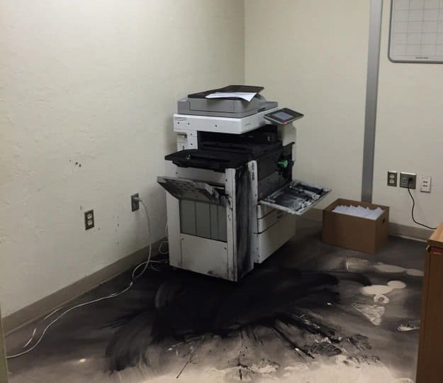 derrame-fotocopia-tinta-maquina-en-el-piso