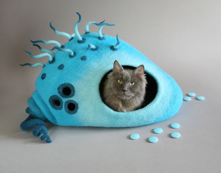 cat-mo-felted-world-gorm-swirly house