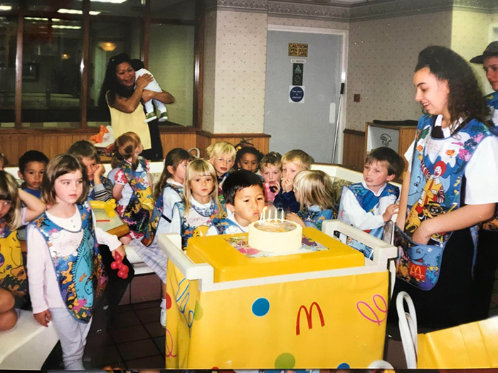 Fiesta de cumpleaños infantil en la cadena de comida rápida.