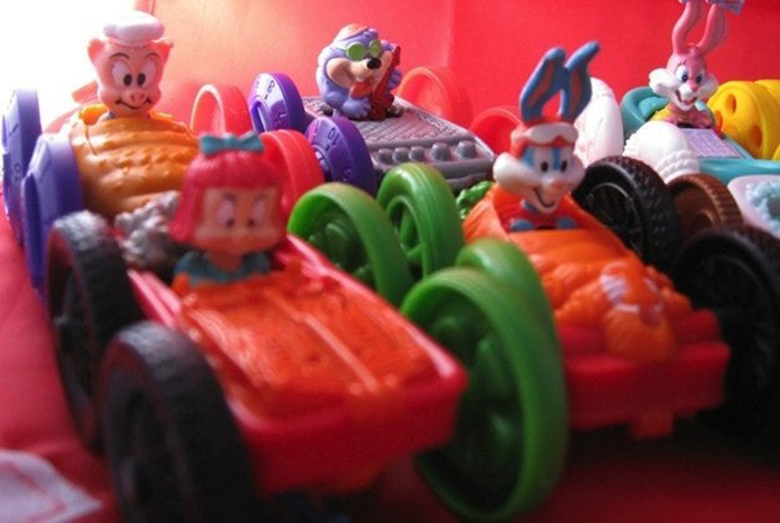 juguetes pequeños juguetes autos volteados