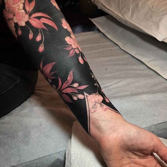 Las flores tienen un fondo de tatuaje negro por Esther García