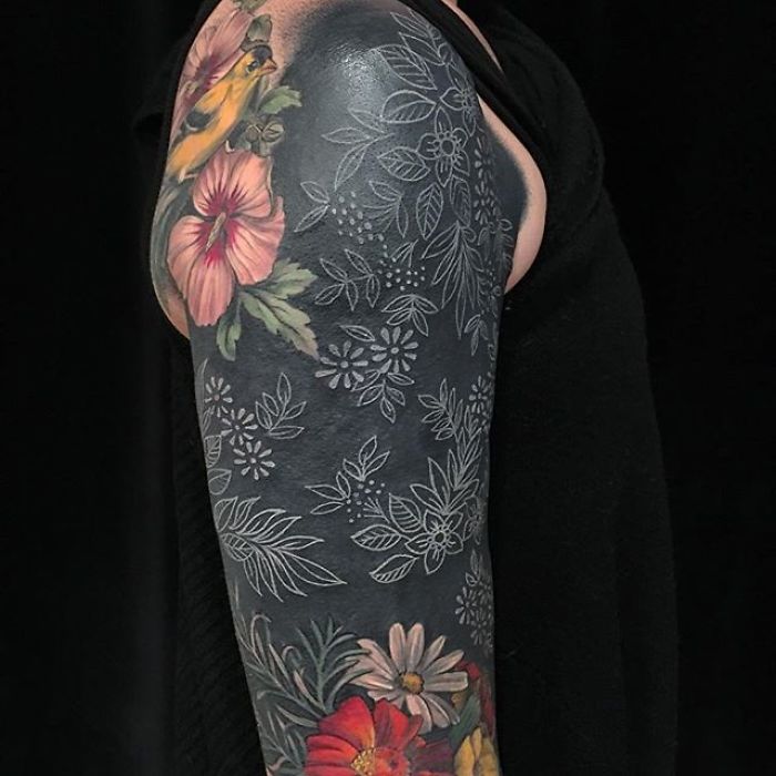 Tatuajes florales sobre fondo negro de Esther García