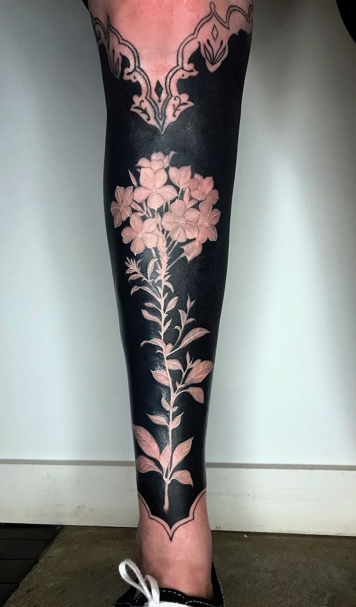 Arte corporal floral de Esther García en la parte inferior de las piernas
