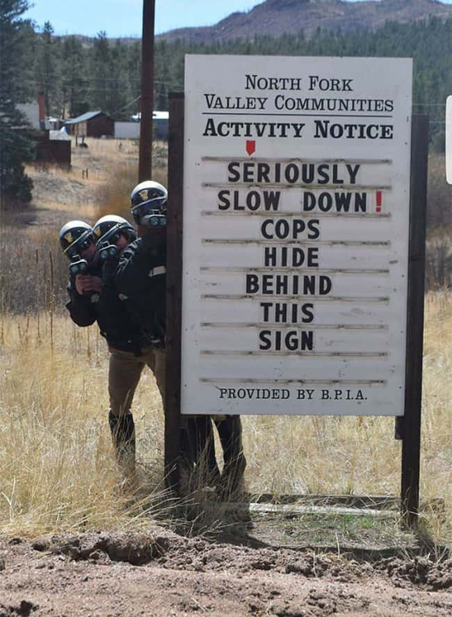 policías-están-detrás-de-este-letrero-humor-policial
