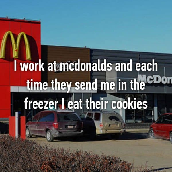 Recibos de los trabajadores de comida rápida que comen sus galletas