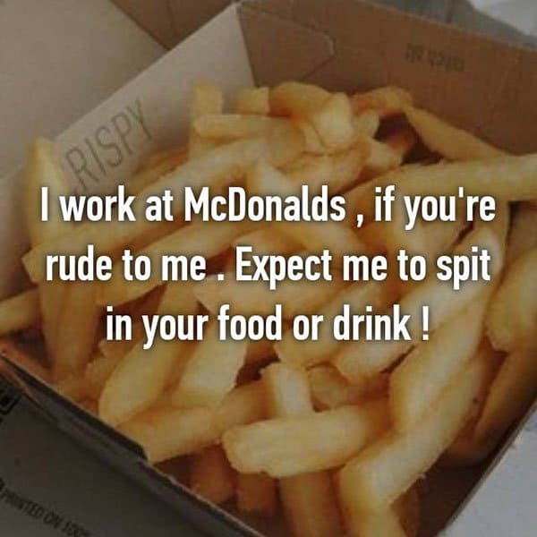 Recibo de trabajadores de comida rápida que consume en su comida o bebida