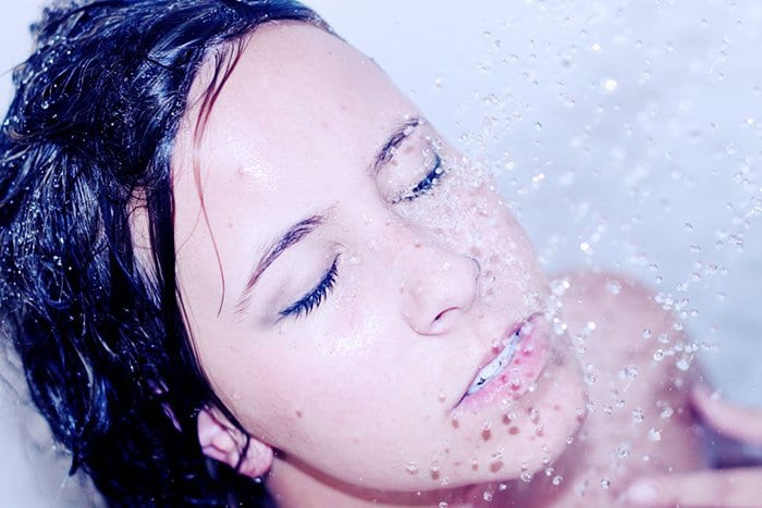 malos hábitos de lavado de cara en la ducha