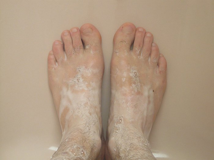 malos hábitos de ducha lavar los pies