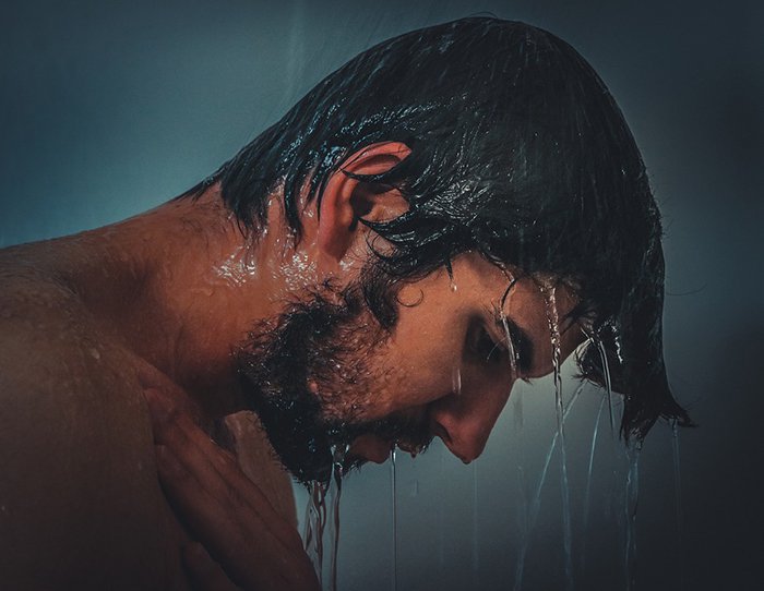 malos hábitos de ducha al lavarse el cabello a diario