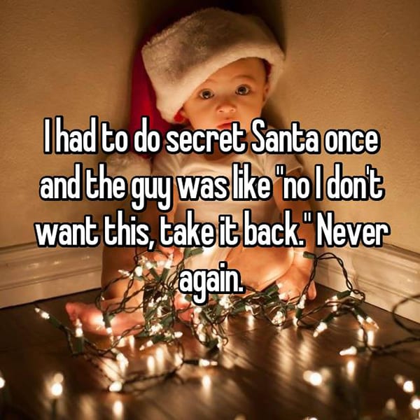 Los terribles regalos secretos de Santa lo devuelven