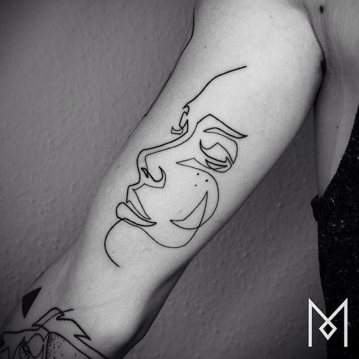 tatuaje de cara de mujer minimalista