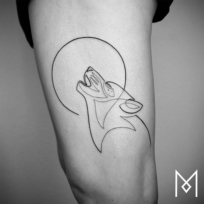tatuajes minimalistas aullando figura de lobo