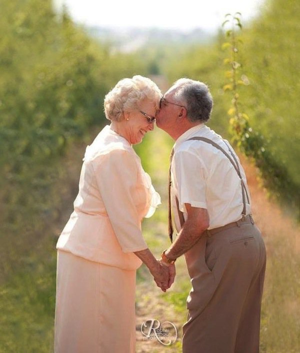 matrimonio-anciano-beso