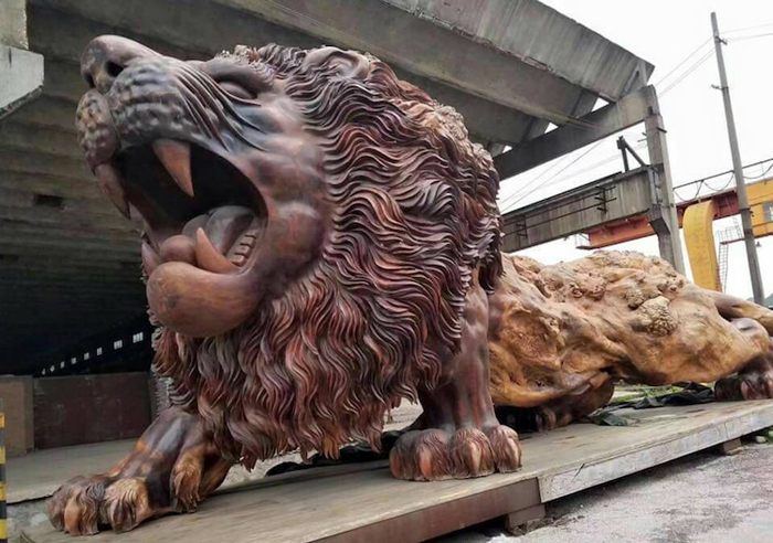 estatua de león de tronco de secuoya gigante