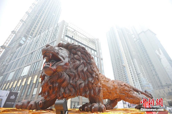 enorme estatua de león plaza fortuna a veces plaza