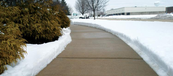 Acera tratada con solución de tratamiento preventivo para nieve y hielo