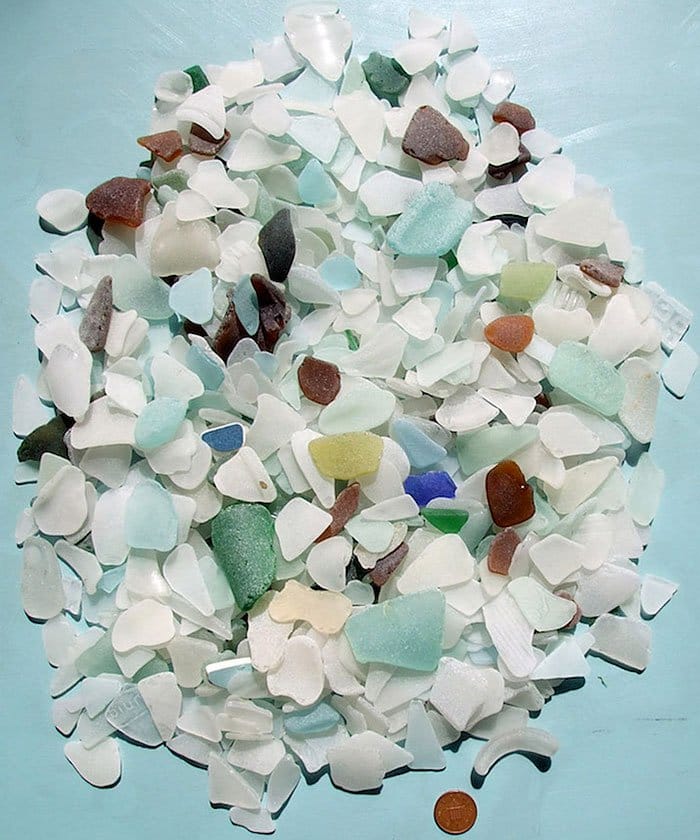 esculturas de vidrio marino reciclado-estatua-jonathan-fuller-glass-pile