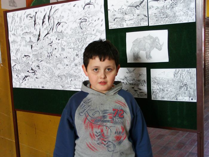 Dusan Krtolica, de ocho años, con sus dibujos