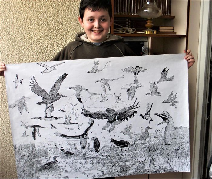 Dusan Krtolica, de nueve años, mostrando su dibujo de pájaros