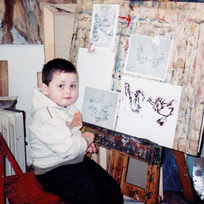 Dusan Krtolica, de cuatro años, con sus dibujos