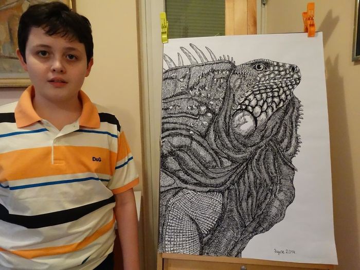 Dusan Krtolica, de doce años, con su dibujo de un reptil