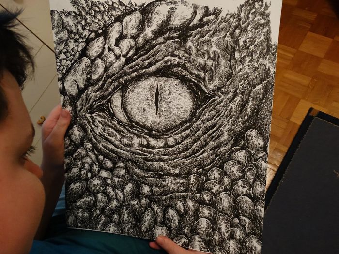 Krtolica trabajando en su dibujo de un ojo de criatura