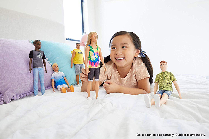 Fashionista Ken juega con una niña con muñecos Fashionista Ken