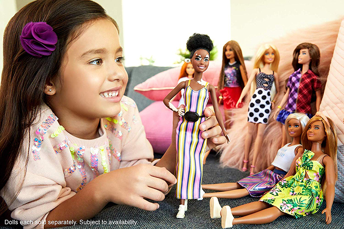 niña juega con barbie vitiligo y el resto de muñecas Fashionistas
