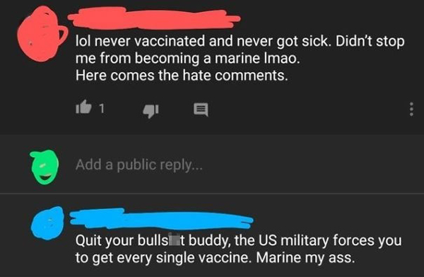 gente llamando a un anti-vaxxer marino